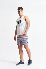 Short de baño celeste con estampado de motivos marinos en blanco. Tiene cintura elástica con cordón ajustable, dos bolsillos laterales y uno trasero.