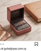 Anillo de acero con baño de oro rosa, caracterizado por un diseño de nudo infinito en la parte superior.