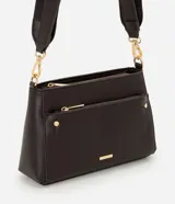 Cartera bandolera de estructura firme en color negro, confeccionada en poliuretano. Cuenta con cierre principal superior, bolsillo frontal con cierre, herrajes metálicos dorados y correa larga ajustable y desmontable.