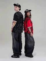 Pantalón de jean negro con efecto prelavado y corte holgado.