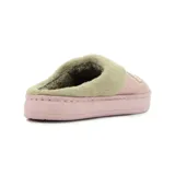 Pantufla abierta gris de poliuretano, con interior y borde de corderito sintético en tono tostado. Cuenta con una tira lateral decorativa con la palabra "SUPER" bordada y suela de goma.