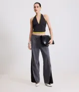 Blusa corta de bengalina negra con frente único, breteles anchos, recorte en el busto y cierre con botones en el cuello.