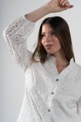 Camisa blanca de algodón con bordados perforados y botones de madera.