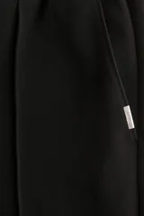 Pantalón tipo jogger de corte regular, confeccionado en tejido de punto de mezcla de algodón. Presenta cintura elástica con cordón de ajuste, pliegues frontales cosidos, bolsillos laterales y un bolsillo trasero insertado.