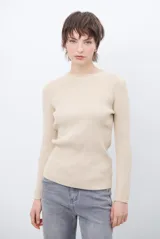 Buzo de tejido morley color marrón, con cuello redondo y mangas largas, de corte ajustado al cuerpo.