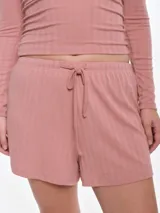 Short de dormir confeccionado en tejido pointelle suave, con cintura elástica y cordón de ajuste frontal.