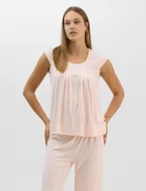 Pijama compuesto por remera sin mangas con escote redondo, botones frontales y detalle de puntilla, acompañado de un pantalón capri con cintura elástica. Presenta un estampado floral en tonos rosados sobre base gris.