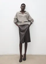 Jersey de punto gris con cuello solapa y escote en V, de manga larga y diseño holgado.