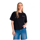 Remera de algodón de corte boxy y ajuste holgado, color negro con lavado enzimático. Presenta cuello redondo, mangas cortas y logo de la marca bordado en el pecho y en la manga izquierda.