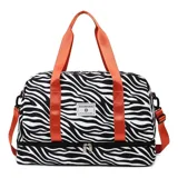 Bolso deportivo de viaje con estampado animal print de cebra, confeccionado en PU y poliéster impermeable. Cuenta con compartimento principal con cierre, bolsillo inferior independiente, asas de mano en color naranja y correa de hombro ajustable.