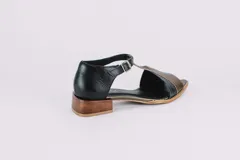 Sandalias de cuero plateadas con puntera abierta, tiras finas y tacón bajo de madera.