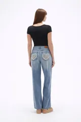 Pantalon de jean azul de corte recto y tiro alto, con diseño clásico de cinco bolsillos y cierre frontal con botón.