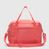 Bolso deportivo tipo duffle color coral, con diseño acolchado y acabado mate. Cuenta con compartimento lateral para calzado, cierre frontal con cremallera, asas de mano y correa ajustable extraíble con logo grabado.