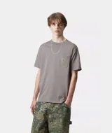 Remera de manga corta color gris, confeccionada en algodón, con cuello redondo y bolsillo frontal en el pecho que incluye el logo de la marca.