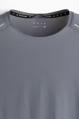 Remera deportiva gris de tejido funcional DryMove™ que ayuda a absorber el sudor. Tiene cuello redondo, costuras laterales adelantadas, aberturas de ventilación en la espalda y detalles reflectantes.