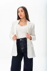 Blazer blanco de poliéster, viscosa y spandex, de corte recto, con botones a tono, manga larga y cierre frontal.