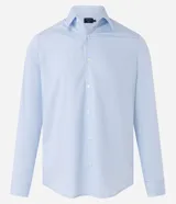 Camisa de manga larga color celeste, con cuello inglés y abotonado delantero. Confeccionada en tricolina con fibra de bambú, presenta un diseño maquinetado con estampado de rayas.