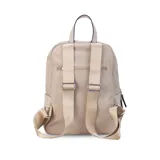 Mochila roja de nylon resistente con detalle en simil cuero. Tiene cierre principal, bolsillo frontal, bolsillo trasero con cierre y bolsillos laterales. Las correas son a tono.