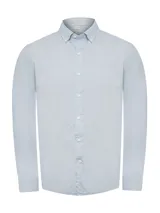 Camisa celeste de popelina 100% algodón orgánico, manga larga, cuello camisero, calce moderno y logo bordado en el pecho.
