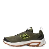 Championes de trail running New Balance modelo 410, color verde militar con detalles en negro y amarillo flúor, entresuela blanca y suela de goma marrón. Confeccionados con malla y refuerzos sintéticos, cuentan con cordones negros y tirador trasero.