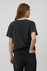 Remera de algodón color blanco con cuello redondo en contraste negro y estampado frontal circular con la leyenda Ocean Club.