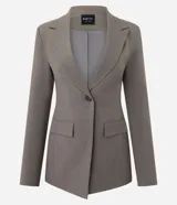 Blazer de sastrería ajustado color marrón, con cuello de solapa clásica, cierre frontal de un botón y bolsillos delanteros con solapa.