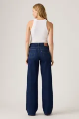 Jean de tiro alto con corte wide leg, confeccionado en denim azul oscuro con acabado stretch.