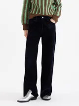 Pantalon de corte amplio y tiro alto confeccionado en denim velvet color azul marino. Presenta cinco bolsillos tradicionales, cierre frontal y boton en la cintura.