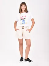 Short de vestir color verde oliva, de tiro alto, con pliegues frontales y cinturón con hebilla cuadrada marrón.