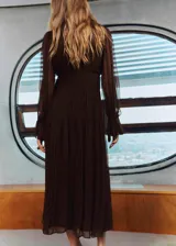 Vestido midi de gasa color marrón, con cuello alto, manga larga abullonada, panel fruncido en la cintura y falda plisada con forro interior.