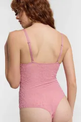 Body negro con estampado animal print, breteles finos y copas removibles.