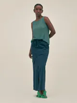 Falda larga azul petróleo estilo cargo, con cintura ajustable con cordón, tajo frontal y bolsillos laterales con solapa.