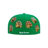 Gorra tipo cap de la colaboración entre Supreme y New Era, color verde con el icónico logo rectangular bordado en el frente y logo de New Era en el lateral.