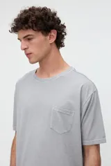 Remera de manga corta color verde, con calce relaxed y estampa en la espalda con diseño de naranjas y texto "Verdevita".