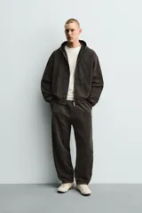 Pantalón jogger balloon fit de hombre, color negro con efecto lavado, confeccionado en algodón con interior afelpado. Cuenta con cintura elástica, bolsillos laterales y detalle de bolsillos traseros.