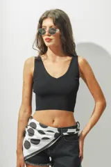 Top negro de punto acanalado, con escote en V y corte cropped.