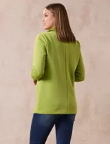 Blazer Robert Louis color blanco, con cuello con solapa y abertura central con botón. Delantera con bolsillos. Manga ¾ con frunce.