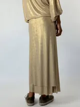 Conjunto plateado brillante de top con breteles finos y pollera larga con efecto mojado.