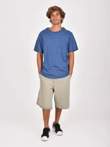 Remera blanca de manga corta con cuello redondo y un bolsillo simple en el pecho.