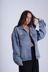 Campera de jean celeste con tachas de estrellas plateadas en la parte superior.