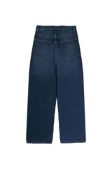 Jean de corte baggy y silueta holgada, confeccionado en denim de algodón color azul oscuro con efecto lavado. Presenta diseño clásico de cinco bolsillos, cintura con trabillas y cierre frontal con botón y cremallera.