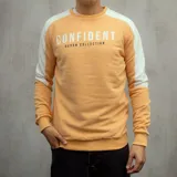 Buzo color naranja con mangas ranglan blancas y texto estampado en el frente.