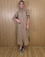 Vestido midi marrón con textura sutil, cuello alto fruncido, cierre frontal con botones y mangas cortas abullonadas con elástico.