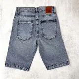 Bermuda de jeans celeste con efecto nevado y roturas.