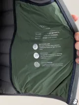 Chaleco acolchado de hombre color celeste, confeccionado en nylon reciclado con diseño matelasse, cuello alto y cierre frontal de cremallera.