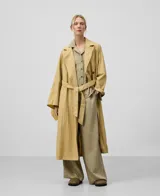 Pantalón de pijama de mujer con estampado de rayas verticales color verde, corte ancho, cintura elástica, bolsillos laterales y bajo recto.