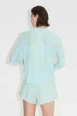 Camiseta de deporte en tejido funcional con tecnología DryMove™, corte estándar, cuello redondo y mangas largas con abertura para el pulgar, en color verde menta.