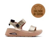 Sandalia de cuero negra con plataforma beige y ajuste con velcro.
