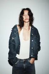 Body de cuello halter confeccionado en tejido rib, con diseño de espalda descubierta y cierre inferior.