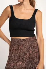 Top negro de viscosa con textura acanalada, corte ajustado y breteles anchos.